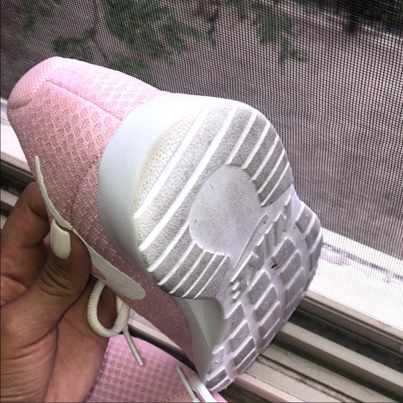 Women’s light pink nike running shoes - Picture 3 of 3